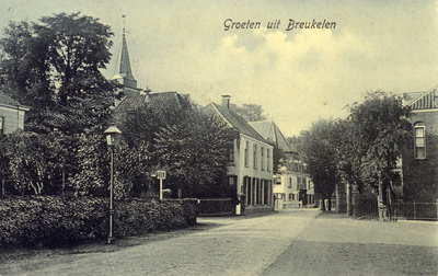 8674 Gezicht op de Straatweg ter hoogte van de Markt in de bebouwde kom van Breukelen uit het zuiden, met links op de ...